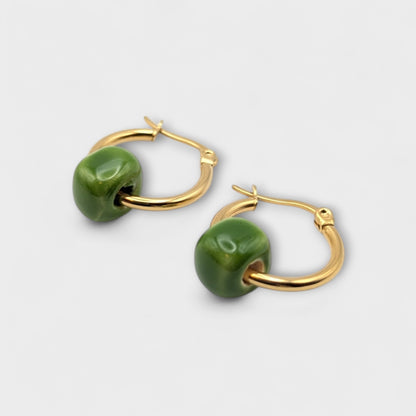 Maximilianas Cuenta hoop earrings with green ceramic bead 