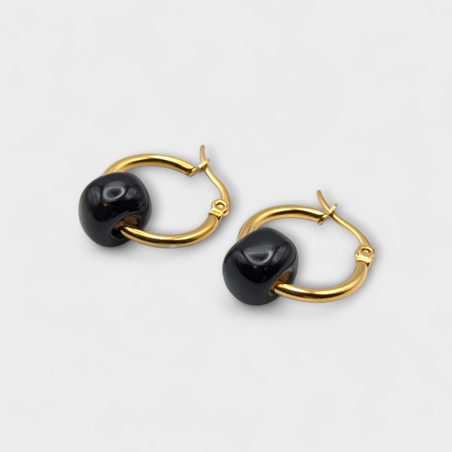 Maximilianas Cuenta hoop earrings with black ceramic bead
