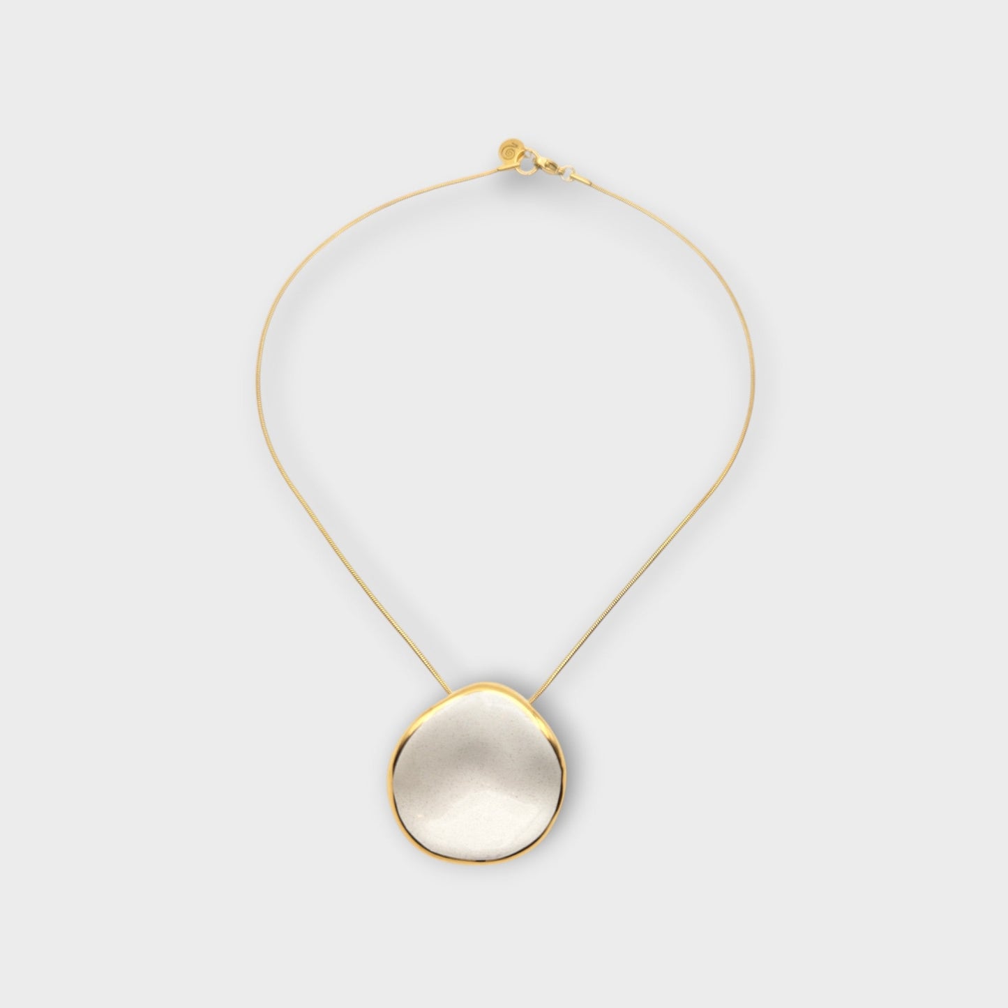 Maximilianas Ondulado Grand gold ceramic pendant necklace in white - product shot