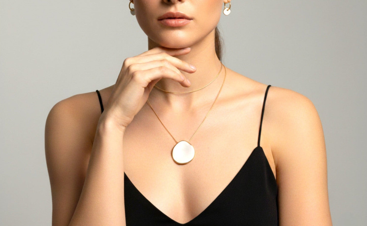 Maximilianas Ondulado Grand gold white ceramic pendant necklace - on model