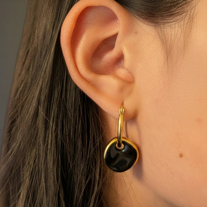 IRLÔH Maximilianas Ondulado Hoops: gold plated stainless steel hoops with removable black ceramic pendant. Hypoallergenic.