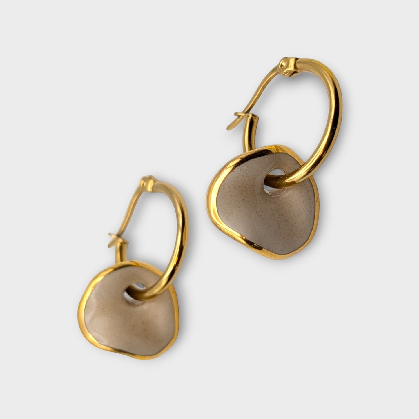 IRLÔH Maximilianas Ondulado gold hoop earrings with grey ceramic pendants. Handmade in Spain, hypoallergenic.