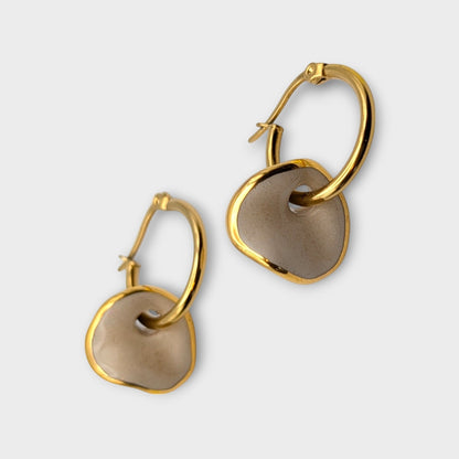 IRLÔH Maximilianas Ondulado gold hoop earrings with grey ceramic pendants. Handmade in Spain, hypoallergenic.
