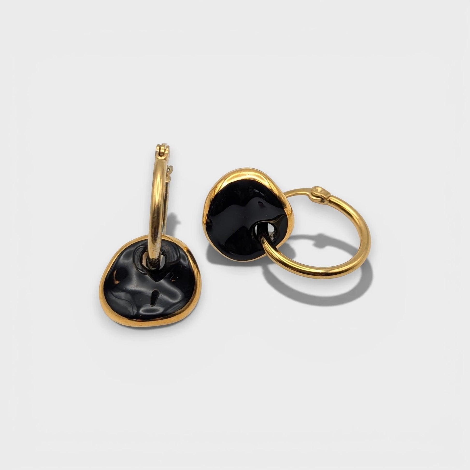 IRLÔH Maximilianas Ondulado gold hoop earrings with black ceramic pendants. Hypoallergenic and tarnish resistant.