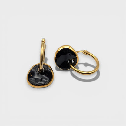 IRLÔH Maximilianas Ondulado gold hoop earrings with black ceramic pendants. Hypoallergenic and tarnish resistant.