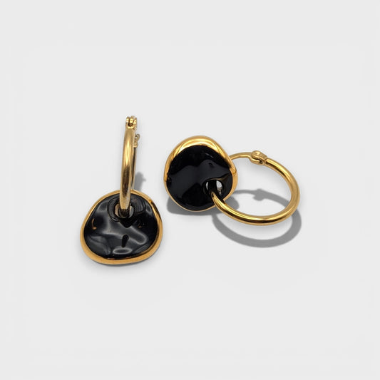 IRLÔH Maximilianas Ondulado gold hoop earrings with black ceramic pendants. Hypoallergenic and tarnish resistant.