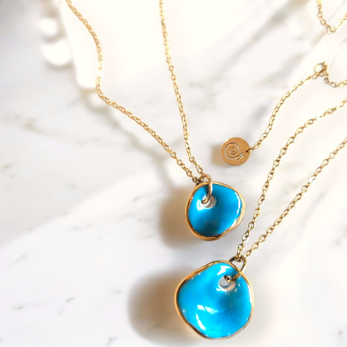 Maximilianas Ondulado Mini pendant necklace in turquoise blue - close up shot 