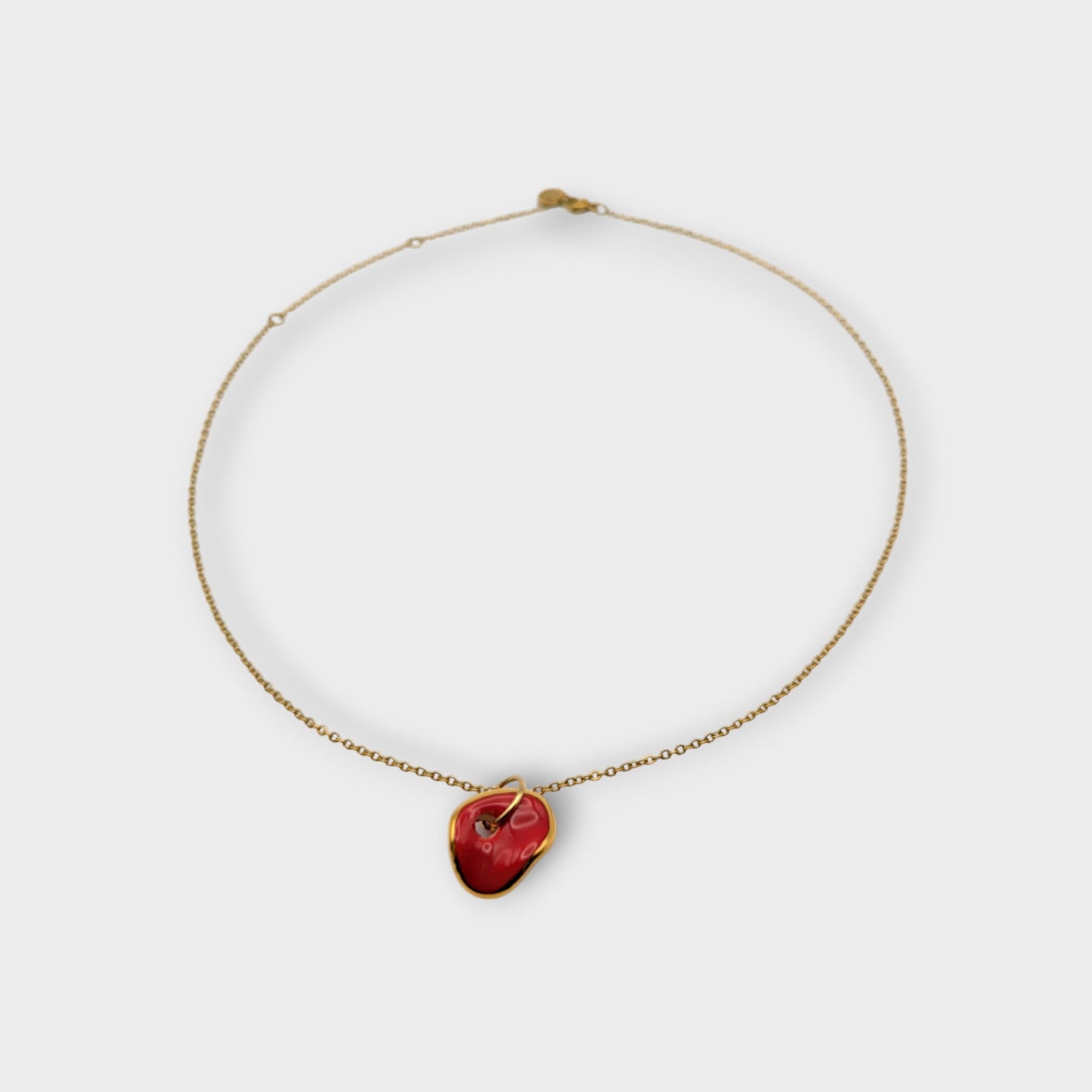 Maximilianas Ondulado Mini pendant necklace in red - product shot