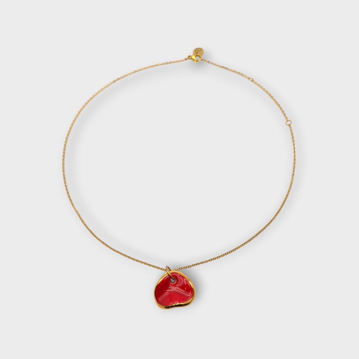 Maximilianas Ondulado Moyen ceramic pendant in red - product shot