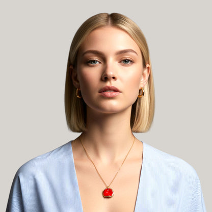 Maximilianas Ondulado Moyen pendant necklace in red - on model