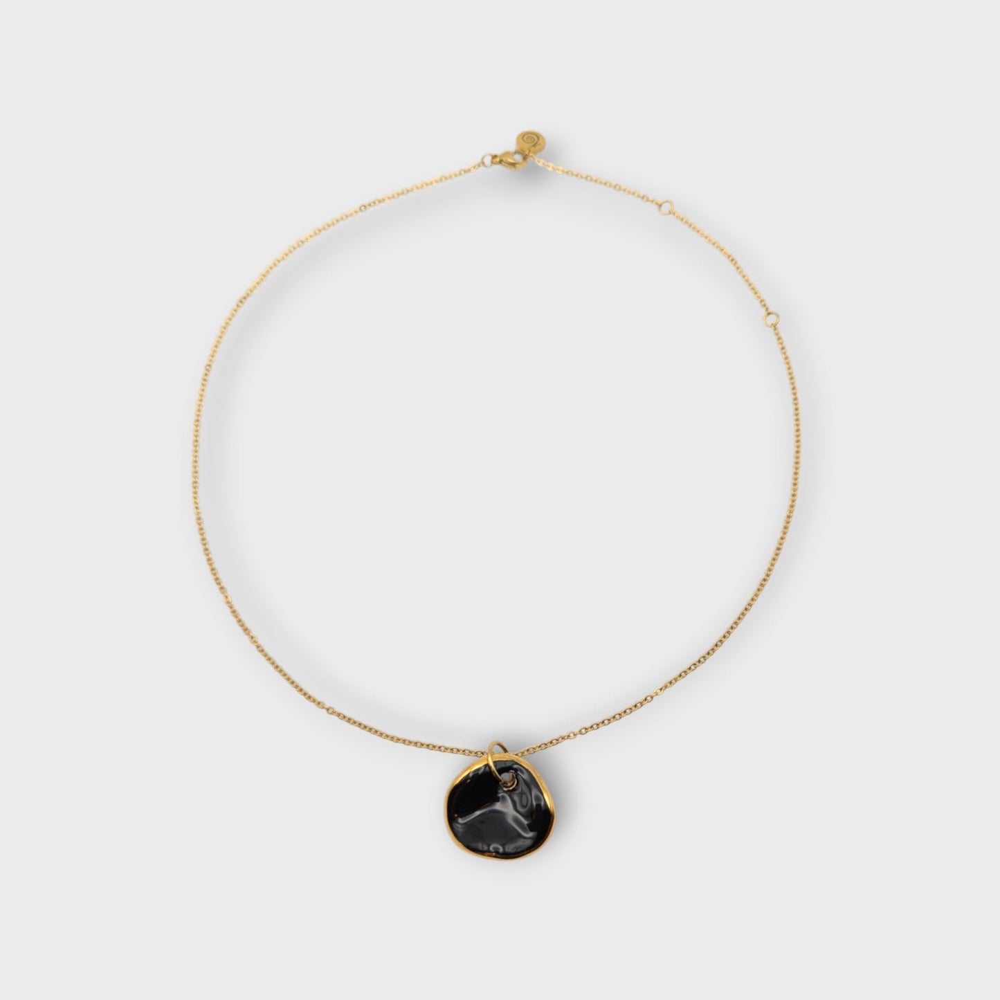 Maximilianas Ondulado Moyen ceramic pendant in black - product shot