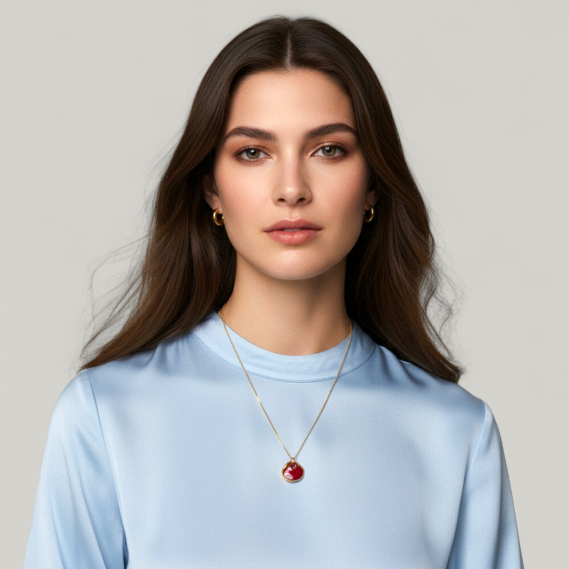 Maximilianas Ondulado Petite pendant necklace in red - on model