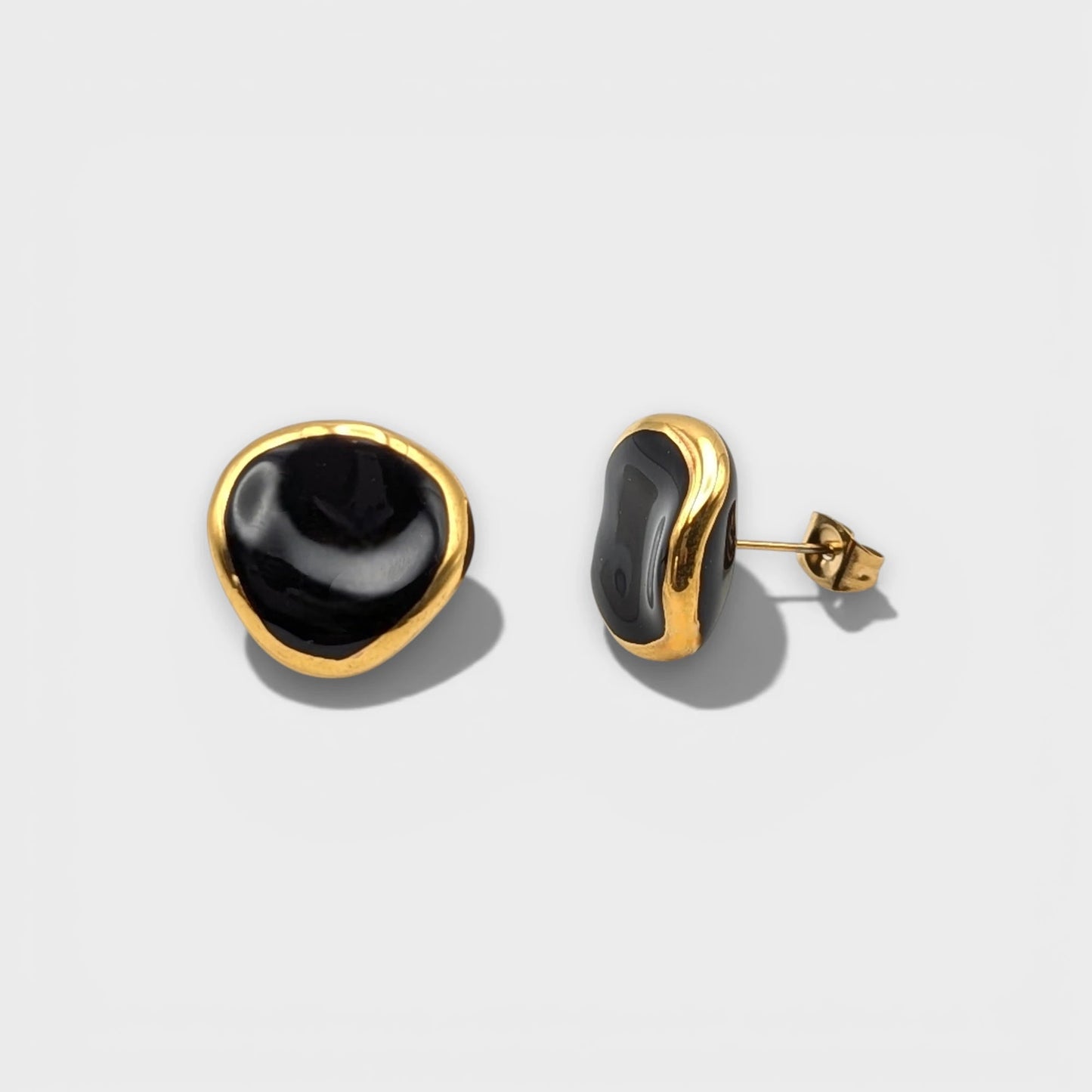 Close up shot of Maximilianas Ondulado ceramic stud earrings - black