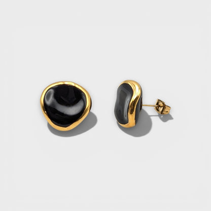 Close up shot of Maximilianas Ondulado ceramic stud earrings - black