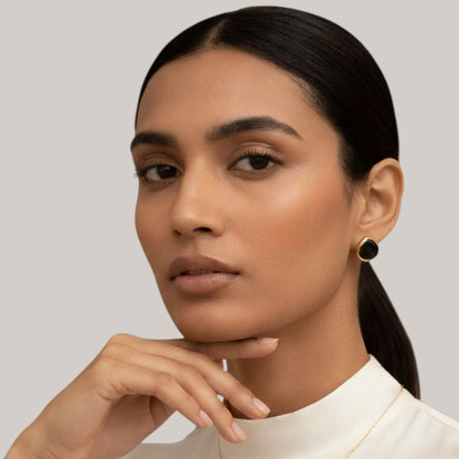 Woman with a ponytail wearing ceramic Maximilianas Ondulado stud earrings in black 