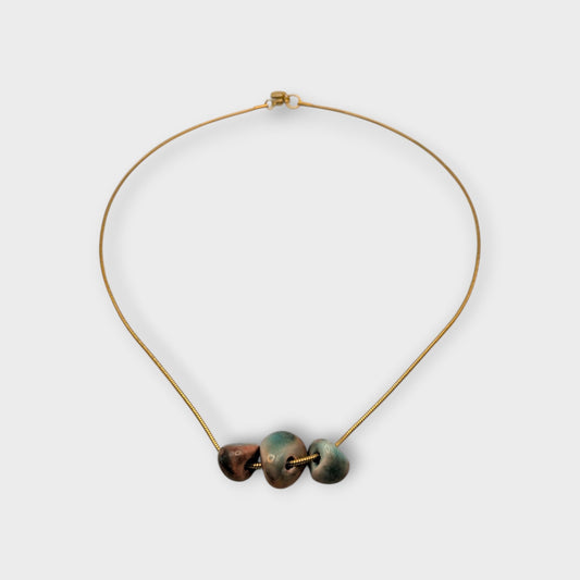 Maximilianas Tres Petras necklace with three forest green ceramic beads - product shot